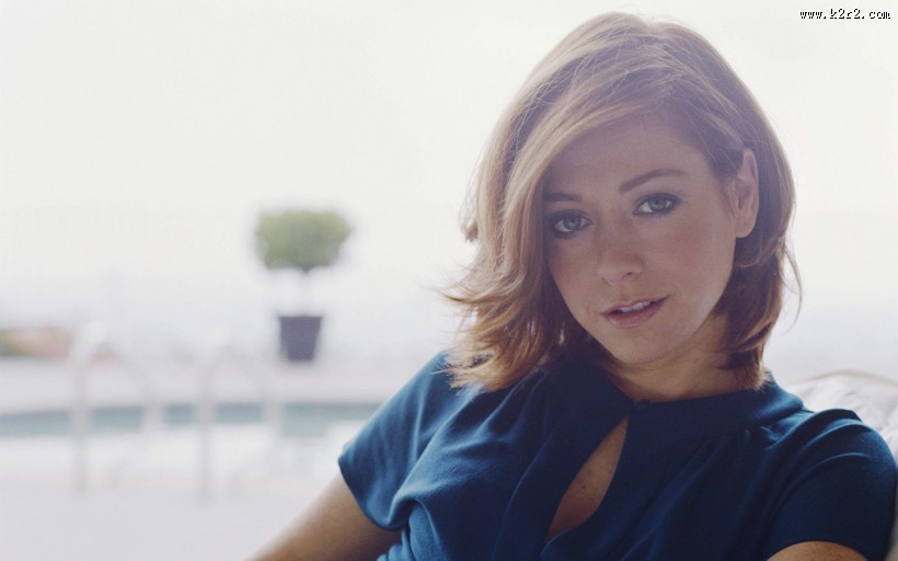 优雅魅力的短发女孩图片