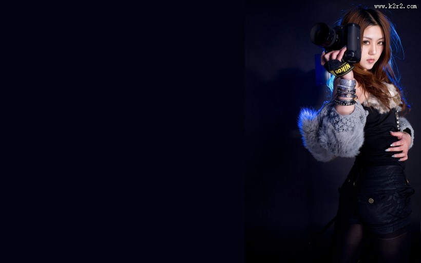 拿相机的少女图片