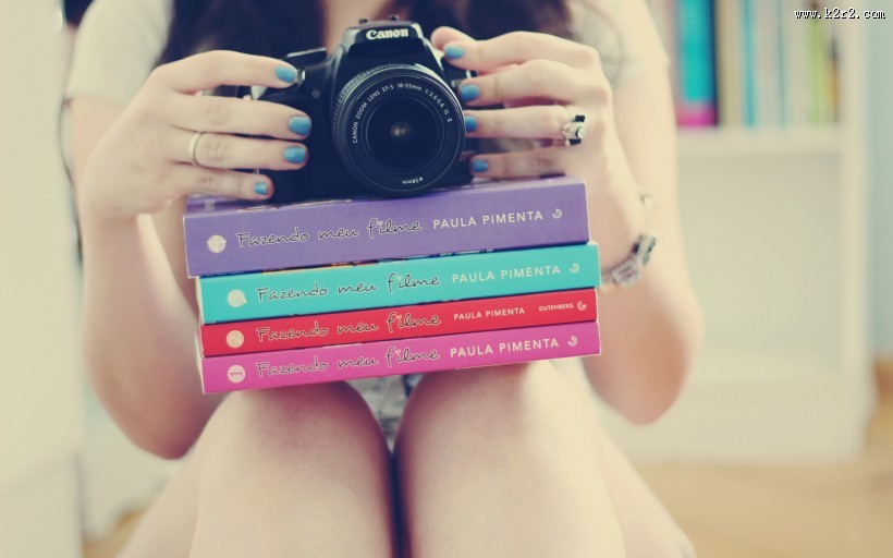 拿相机的少女图片