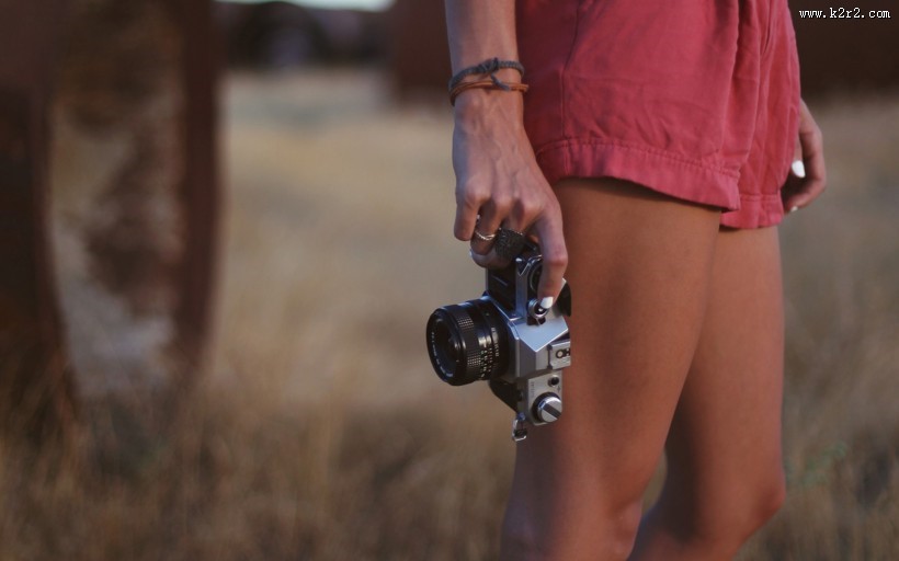 拿相机的少女图片