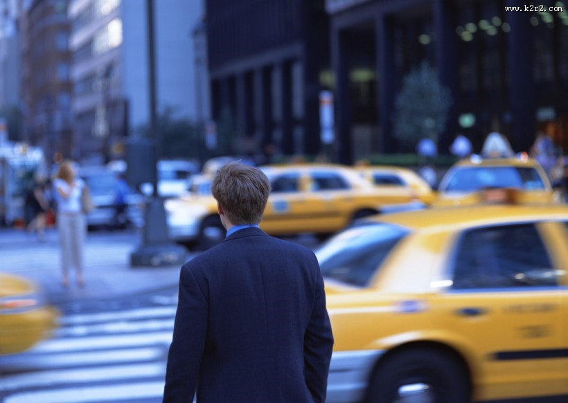 等待过马路的人图片