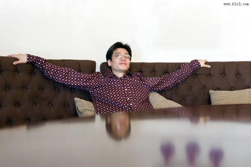 男性休息睡觉图片