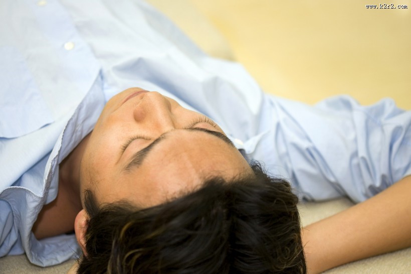 男性休息睡觉图片