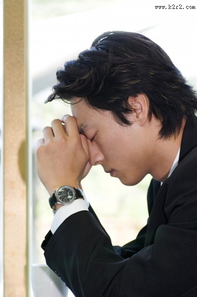 男性休息睡觉图片