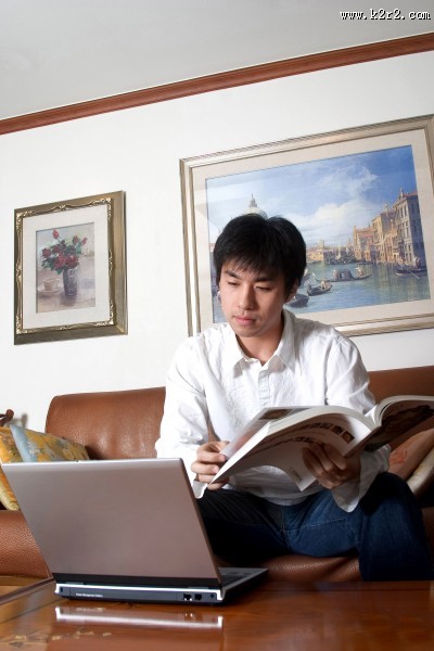 白领男性上网工作图片