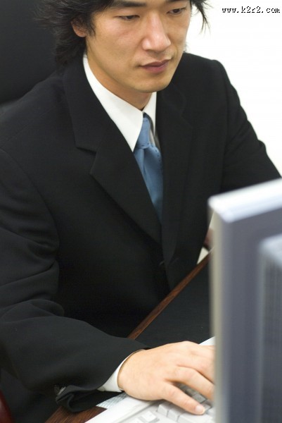 白领男性上网工作图片