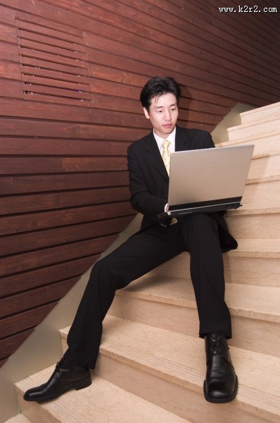 白领男性上网工作图片