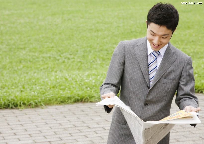 户外草地上的白领图片