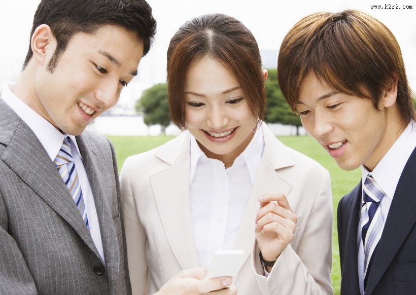 户外草地上的白领图片