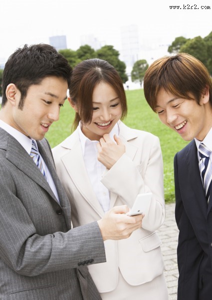 户外草地上的白领图片