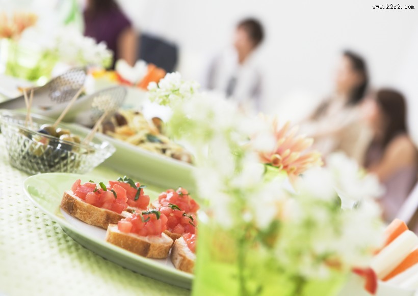 朋友聚会享用美食图片