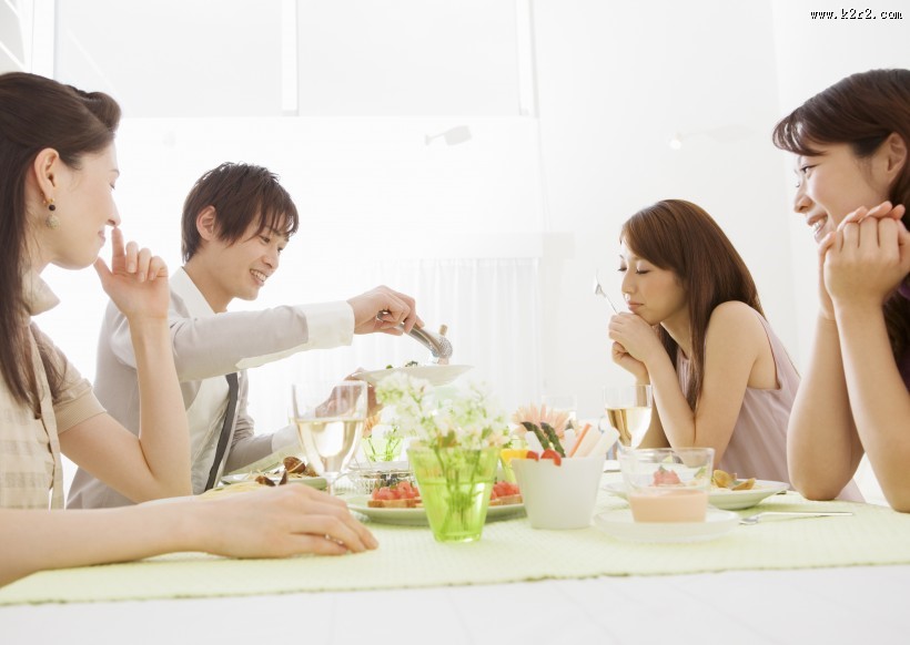 朋友聚会享用美食图片