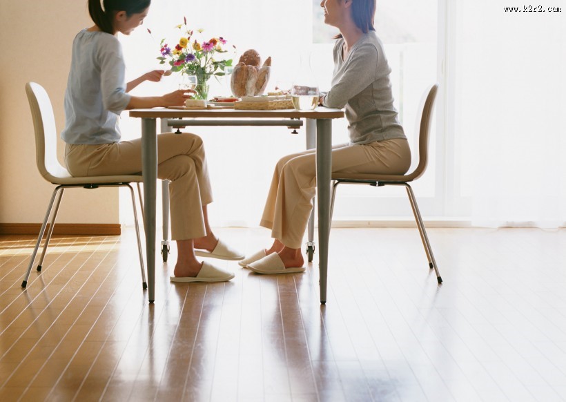 女性室内忙碌做饭图片