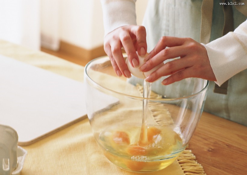 女性室内忙碌做饭图片