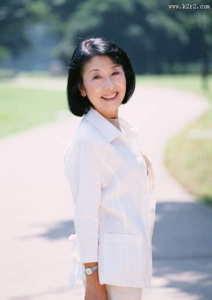 树下休闲老年女性图片