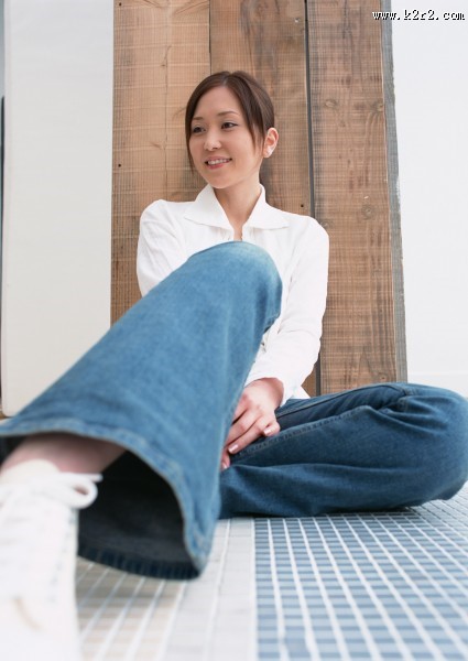 穿牛仔裤的阳光女生图片