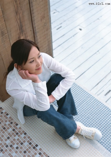 穿牛仔裤的阳光女生图片