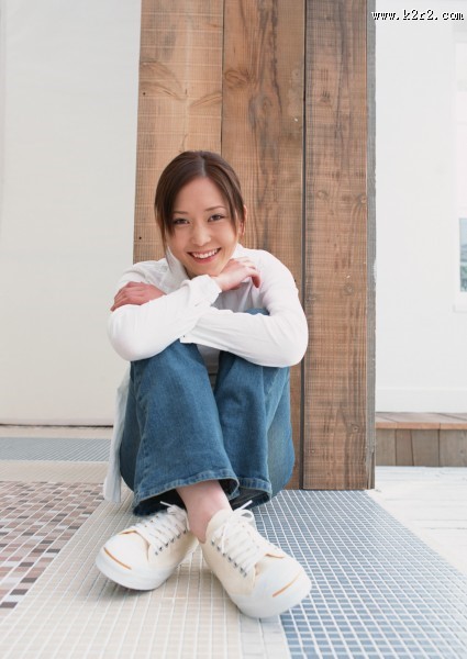 穿牛仔裤的阳光女生图片