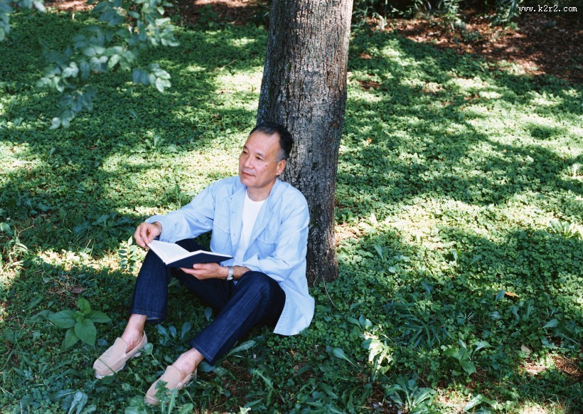 树下休闲老年男性图片大全