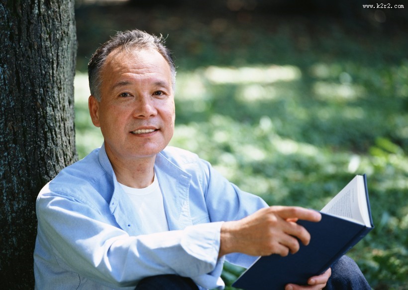 树下休闲老年男性图片大全