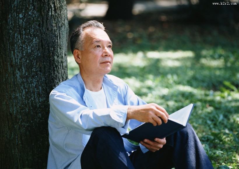 树下休闲老年男性图片大全