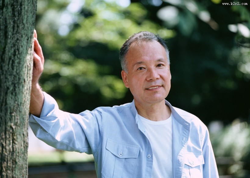 树下休闲老年男性图片大全