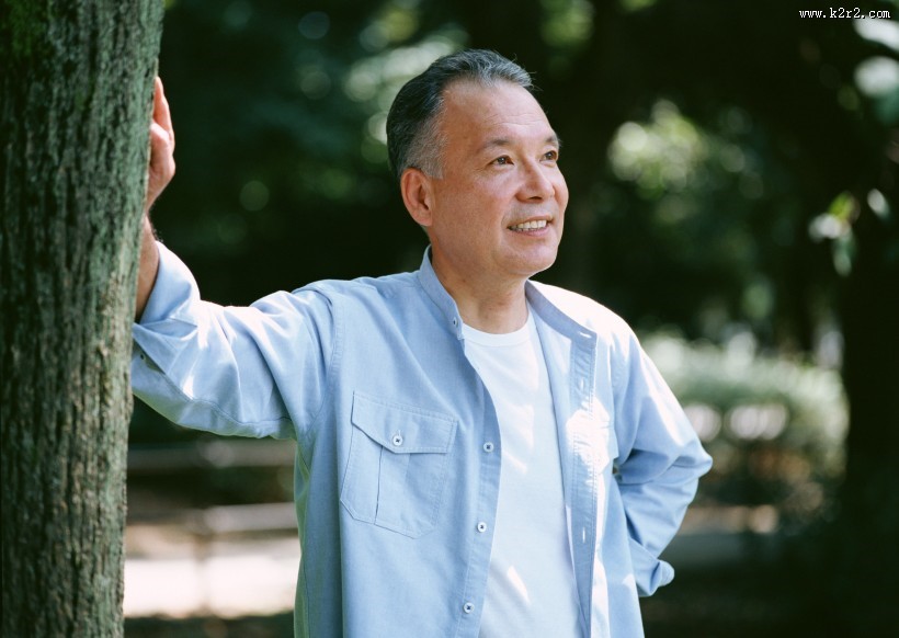 树下休闲老年男性图片大全