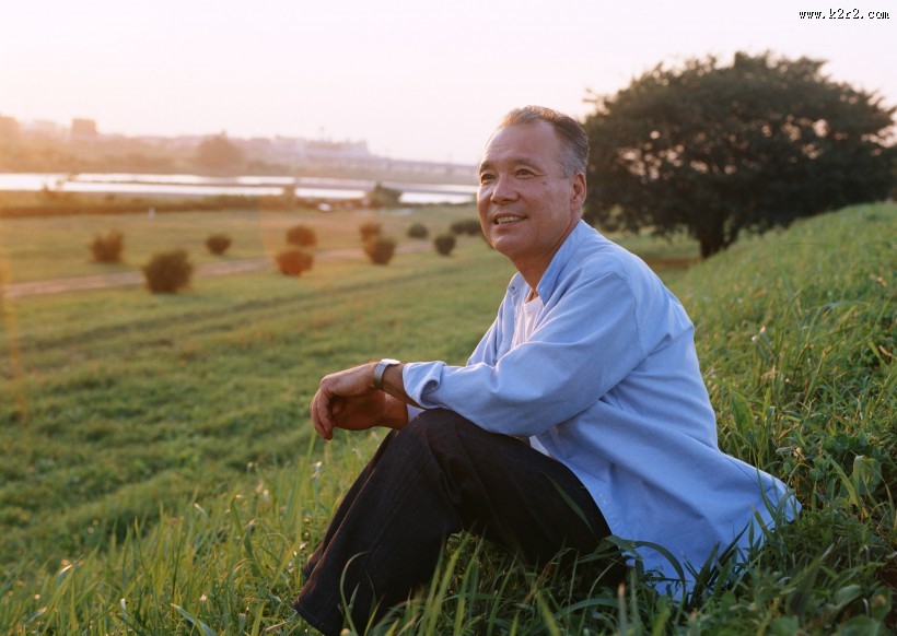 树下休闲老年男性图片大全