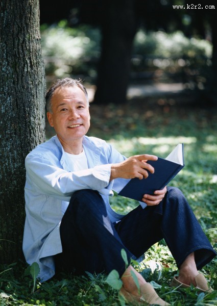 树下休闲老年男性图片大全