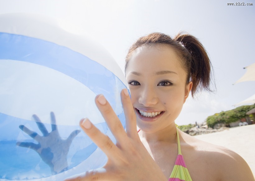 沙滩快乐女孩图片