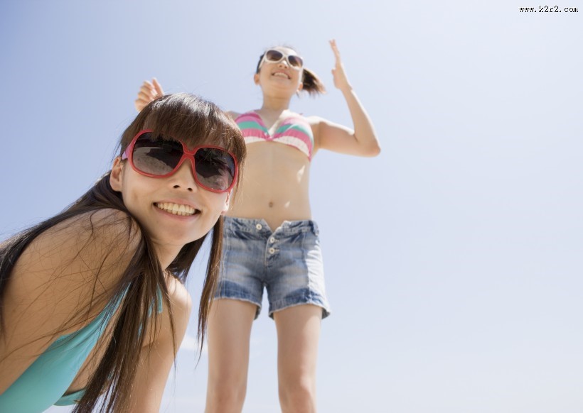 沙滩快乐女孩图片