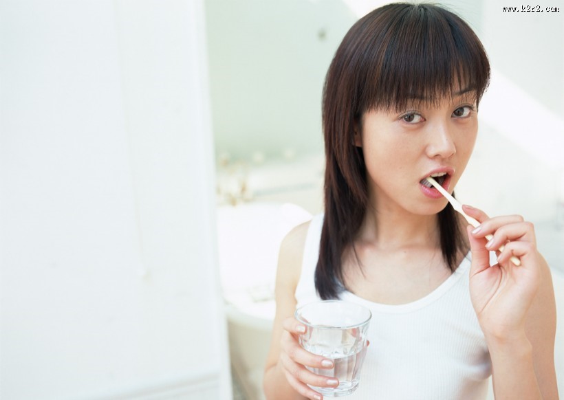 刷牙的女生图片