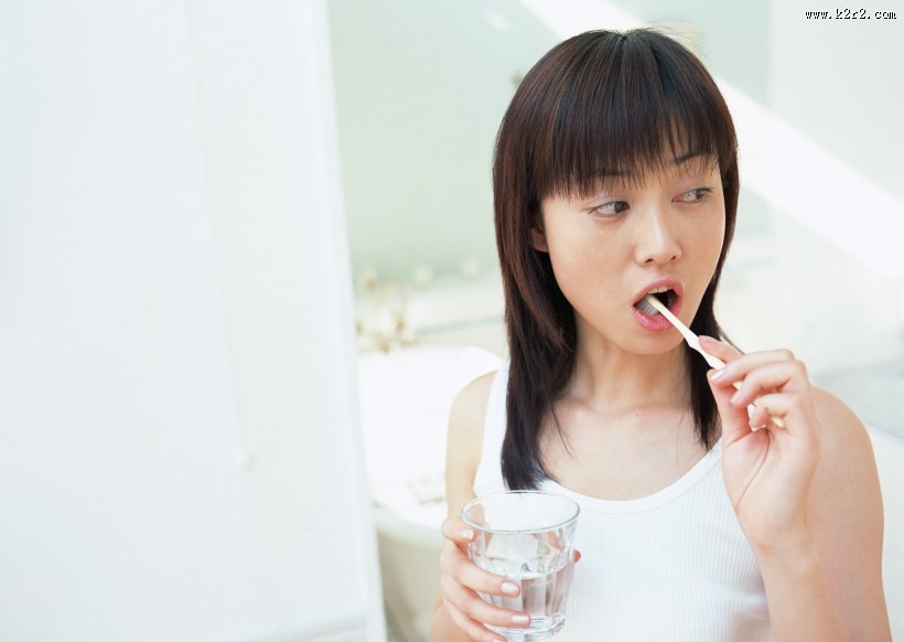 刷牙的女生图片