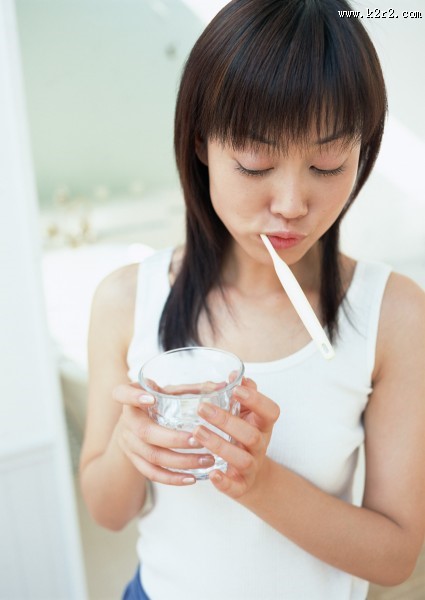 刷牙的女生图片