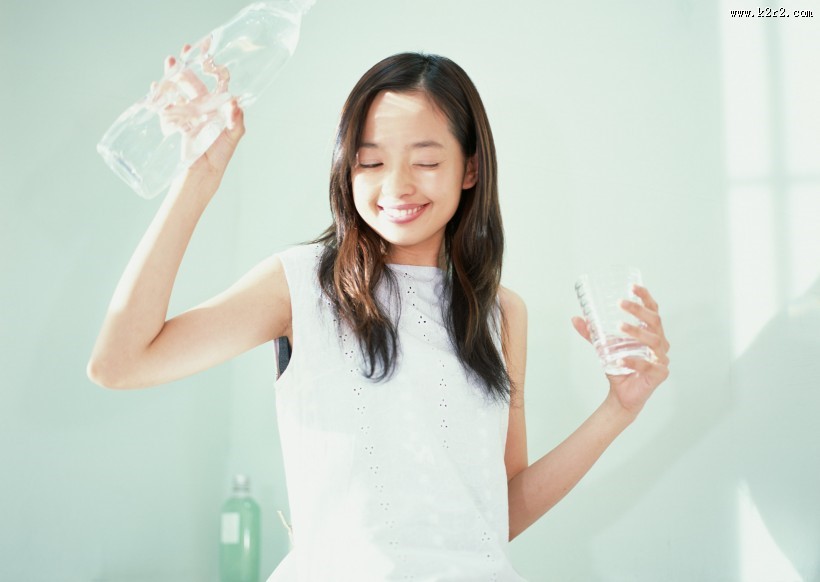 女性喝水图片