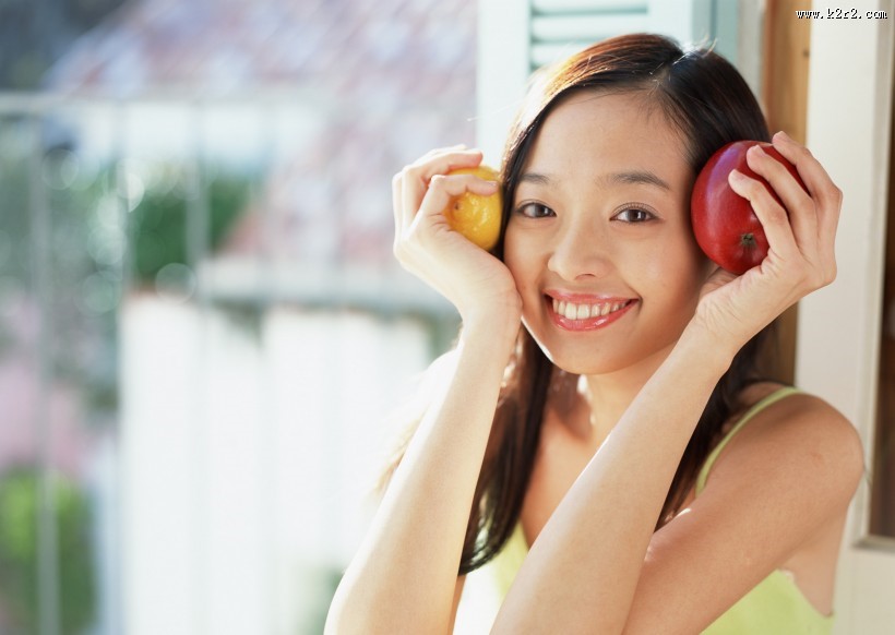 女性和食物水果图片