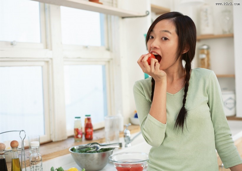 女性和食物水果图片