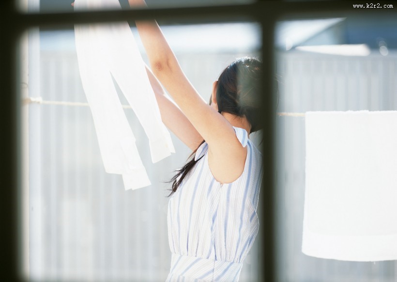 女性晾晒衣服图片大全