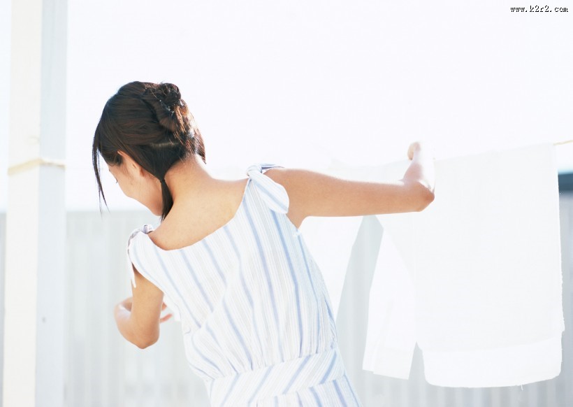 女性晾晒衣服图片大全