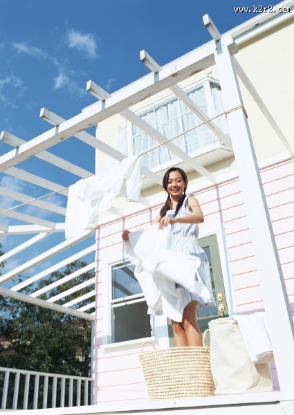 女性晾晒衣服图片大全