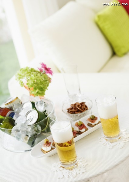 朋友聚会享用啤酒图片