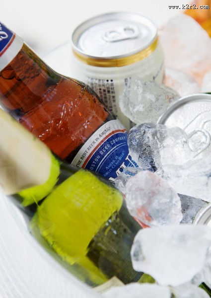 朋友聚会享用啤酒图片