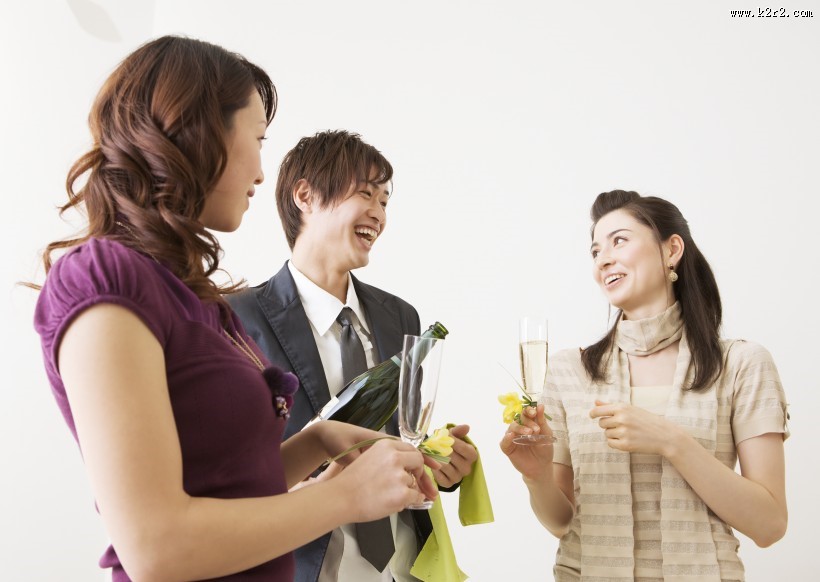 朋友聚会享用香槟图片大全