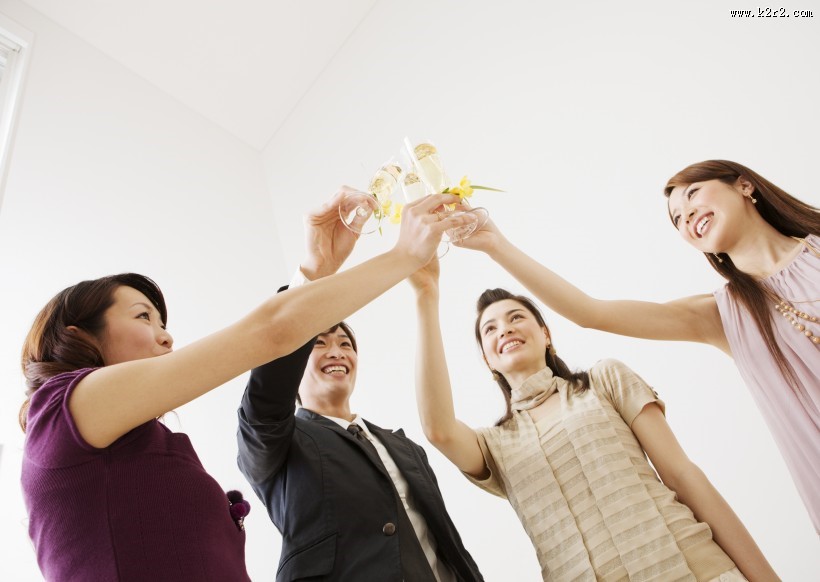 朋友聚会享用香槟图片大全