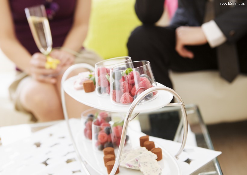 朋友聚会享用香槟图片大全