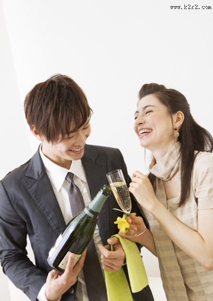 朋友聚会享用香槟图片大全