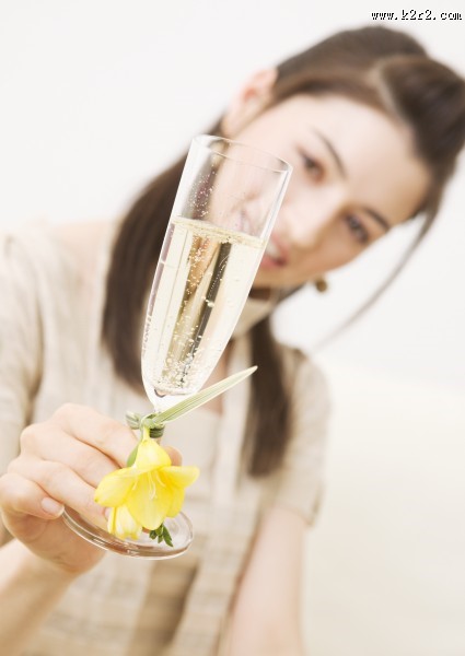 朋友聚会享用香槟图片大全