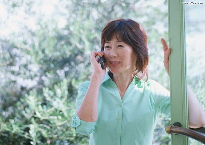 老年人室内打电话图片大全