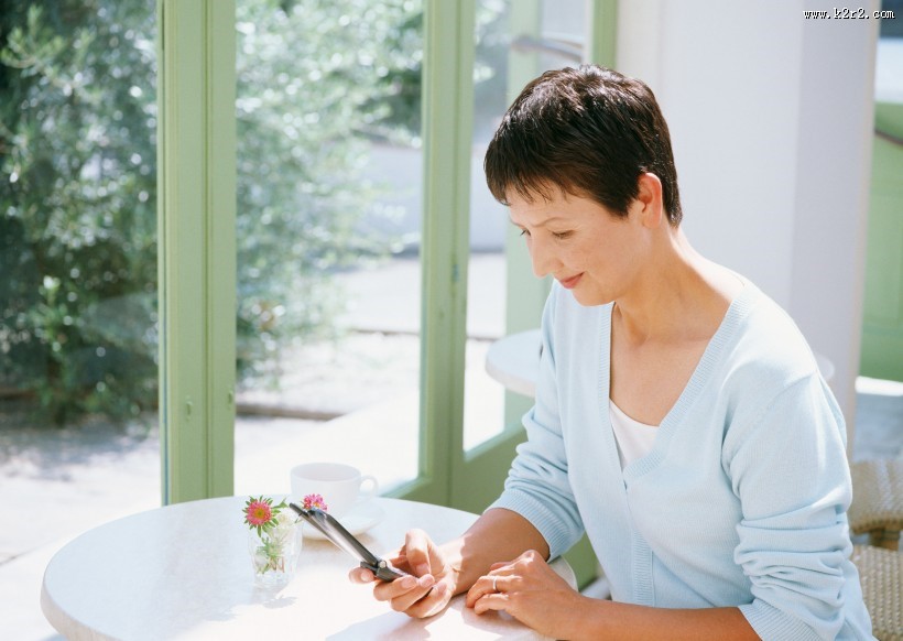 老年人室内打电话图片大全