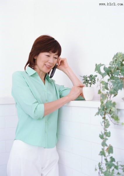 老年人室内打电话图片大全